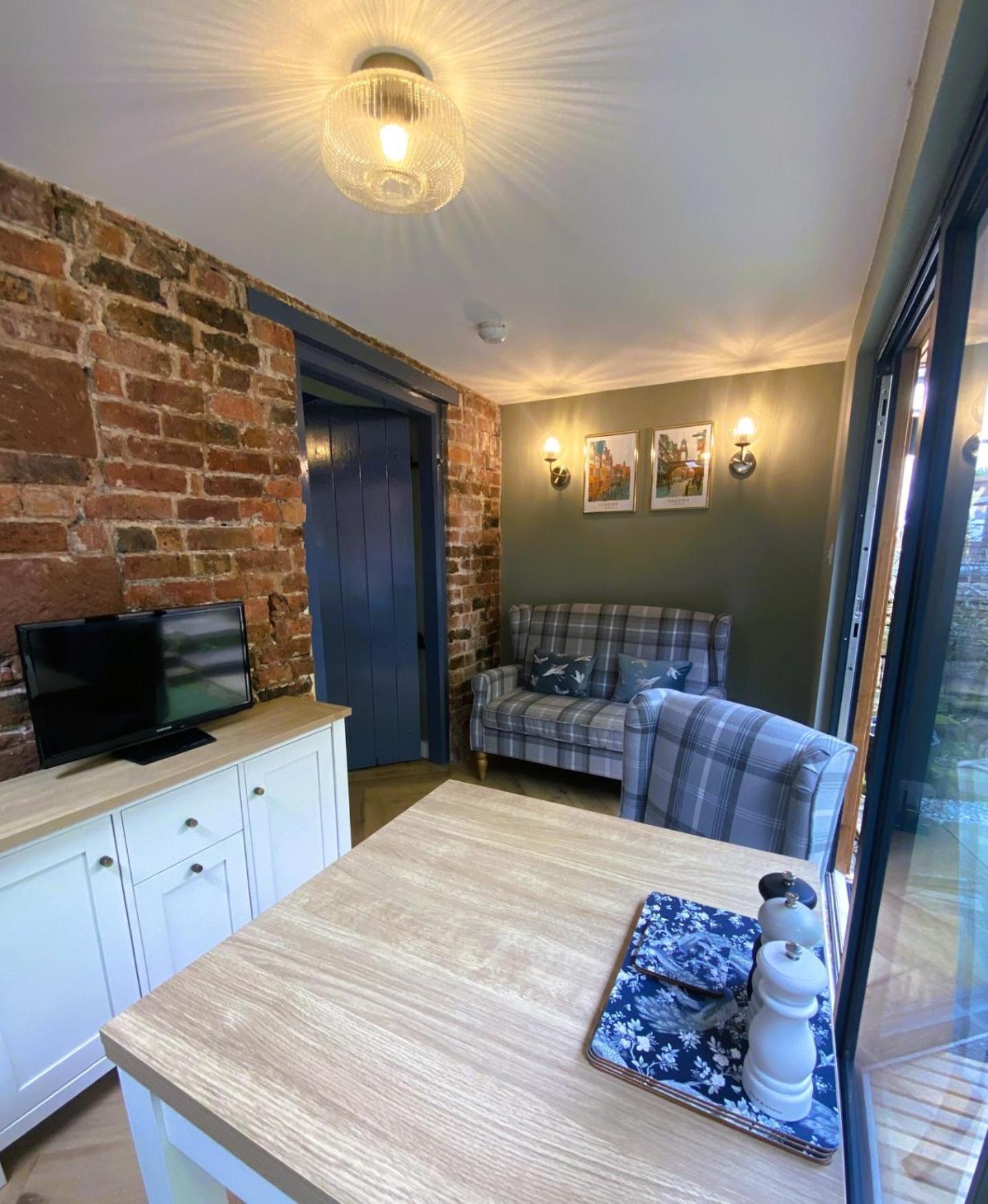 Stay In A Castle! Unique & Luxurious Historical Apartment, Self Contained, Free Parking & Wi-Fi Chester Exterior photo