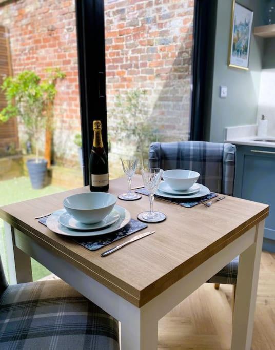 Stay In A Castle! Unique & Luxurious Historical Apartment, Self Contained, Free Parking & Wi-Fi Chester Exterior photo