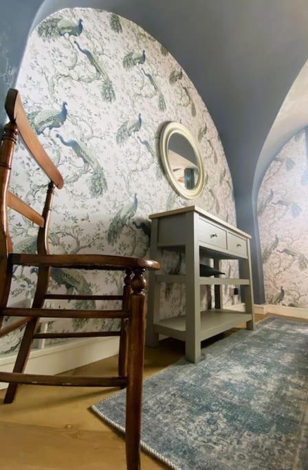Stay In A Castle! Unique & Luxurious Historical Apartment, Self Contained, Free Parking & Wi-Fi Chester Exterior photo